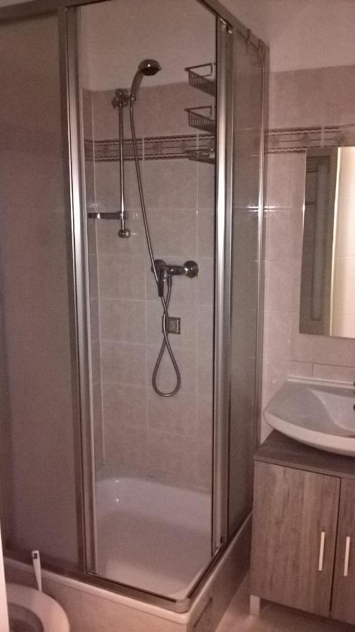 וינה Small Apartment Near The Center מראה חיצוני תמונה